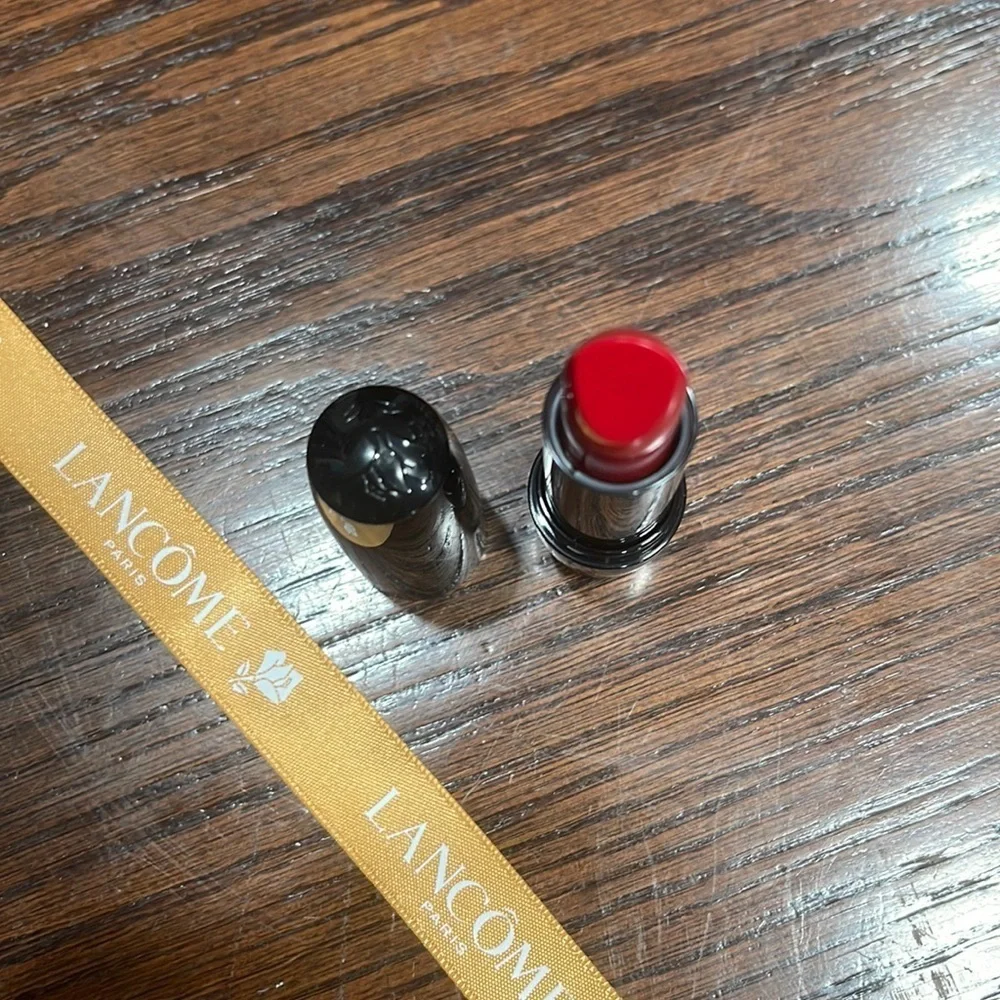 - Lancôme color design lipstick 181- red stiletto(cream)